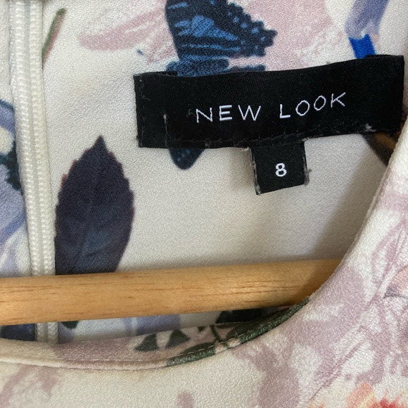 Structured floral dress with flutter cap sleeves - Picture 4 of 9